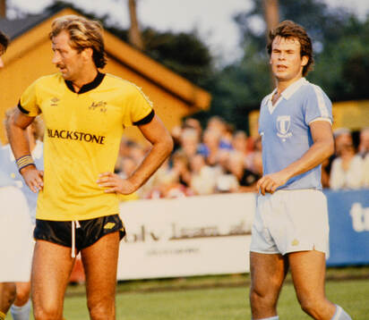 Mjällbys Frank Worthington, t h Malmös Magnus Andersson