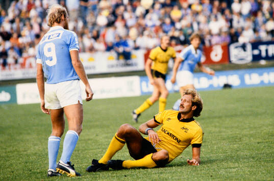 Mjällbys Frank Worthington tittar på Malmös Thomas