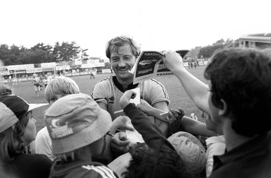 Frank Worthington, Mjällby, skriver autografer