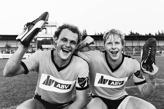 Hässleholms målskyttar Peter Malm och Leif Nilsson jublar