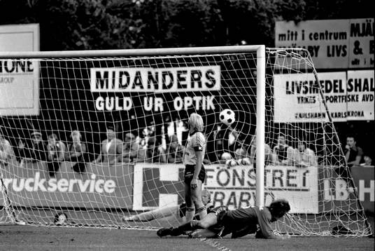 Mjällbys Sven-Bertil Andersson ser bollen i nätmaskorna