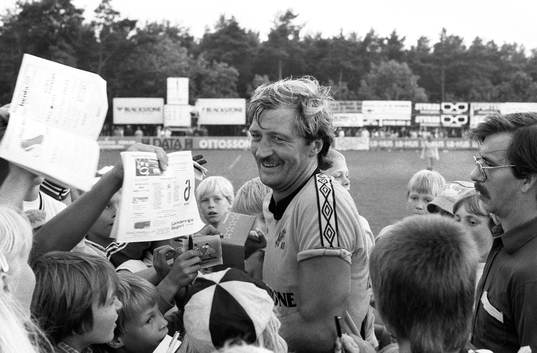 Frank Worthington, Mjällby, skriver autografer