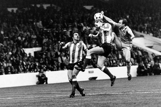 Dennis Tueart, Manchester City till höger i en luftduell