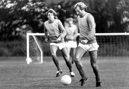 Frank Worthington med bollen