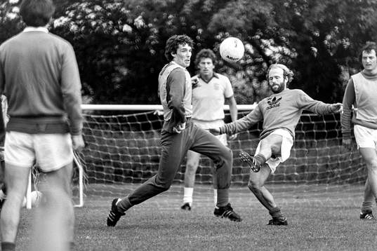 Archie Gemmill med bollen