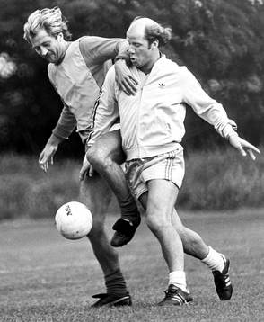 Frank Worthington med bollen