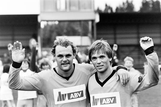 Hässleholms målskyttar Peter Malm och Bo Eriksson jublar