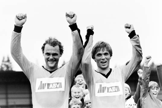 Hässleholms målskyttar Peter Malm och Bo Eriksson jublar