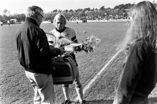 Mjällbys Sven-Bertil Andersson uppvaktas med blommor