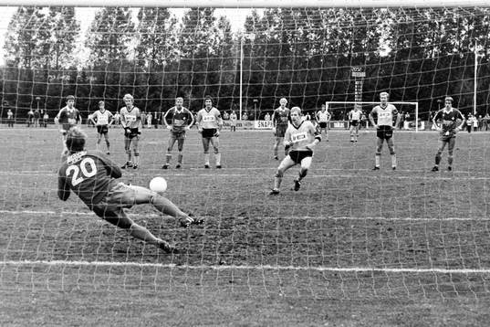 Bo Theander, målvakt i Malmö räddar en straff från Leif