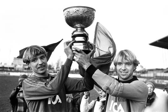 Bröderna  Andreas Ravelli och Thomas Ravelli, Öster med