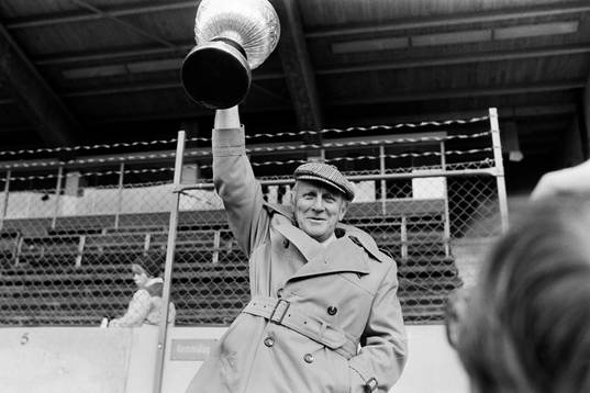 Stig Svensson, höjer pokalen