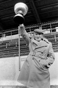 Stig Svensson, höjer pokalen