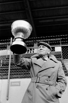 Stig Svensson, höjer pokalen