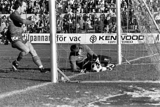 Sundsvalls målvakt Åke Rickardsson med bollen på