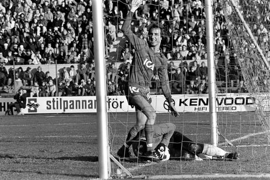 Sundsvalls målvakt Åke Rickardsson med bollen på