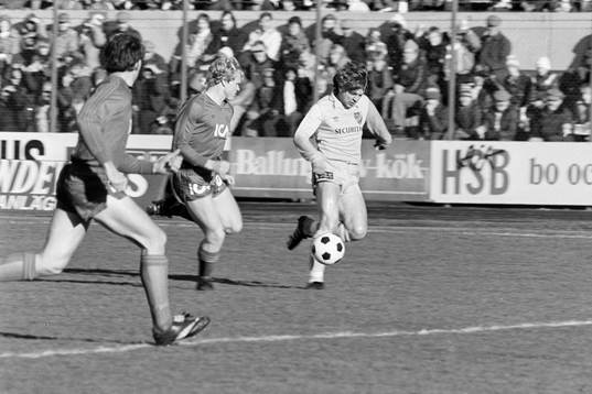 Östers Greger Hallén jagar en sundsvallsspelare