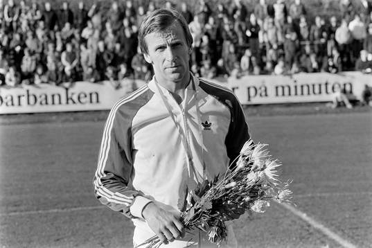 Rolf Zetterlund uppvaktades med blommor och Guldbollen