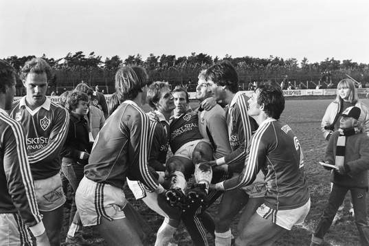 Guldbollenvinnaren Rolf Zetterlund, Brage, blir hissad av