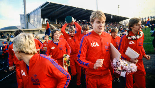 Öster firar SM-guldet 1980. Andreas Ravelli med SM-pokalen