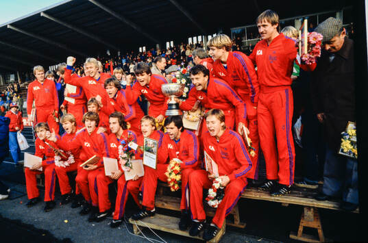 Öster firar SM-guldet 1980. Per-Olof Bild håller