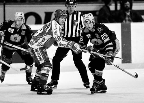 Frölundas Emil Meszaros och skellefteås Ulf Wikgren i