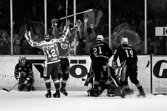 Frölundas Mats Lindh och Kent Eriksson jublar