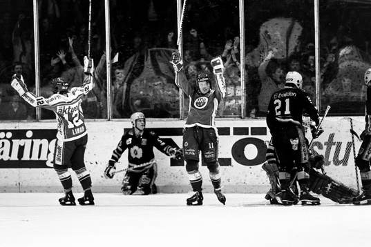 Frölundas Mats Lindh och Kent Eriksson jublar