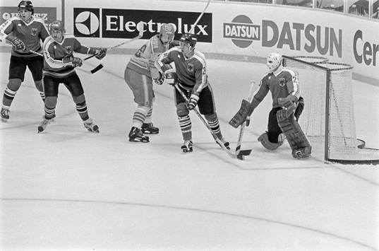 Bengt-Åke Gustafsson framför det tyska målet