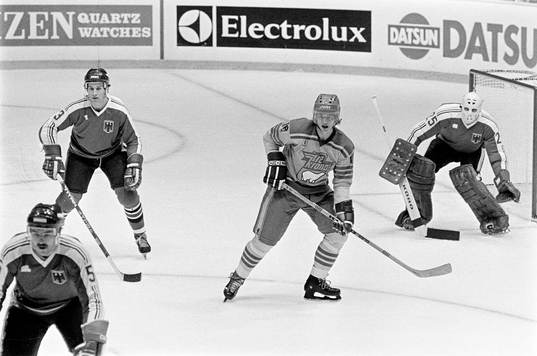 Bengt-Åke Gustafsson framför det tyska målet