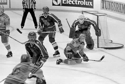 Mats Näslund attackeras bakifrån