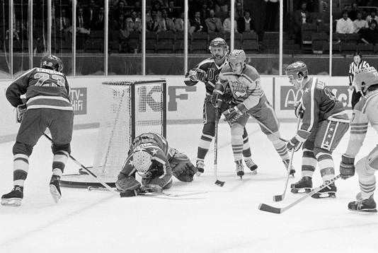 Walsh, målvakt i USA med pucken i säkert förvar
