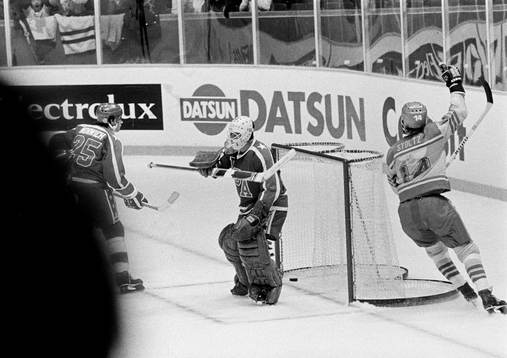 Roland Stoltz signalerar för mål