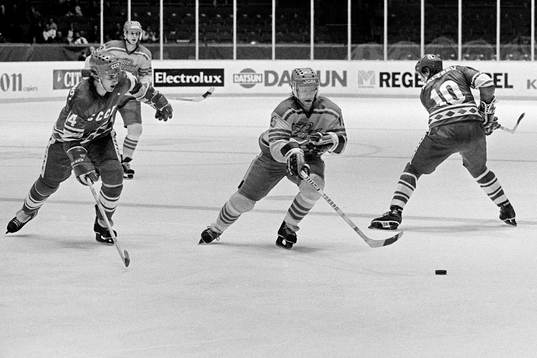 Mats Näslund med pucken