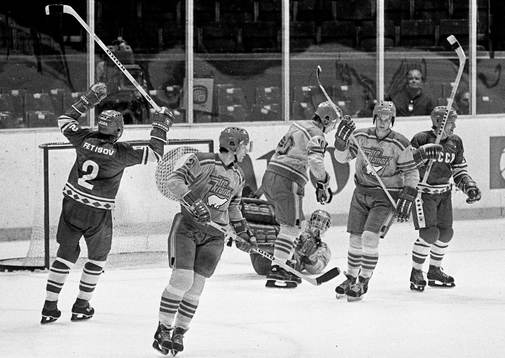 Fetisov och Sovjet jublar