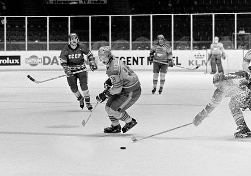 Bengt-Åke Gustafsson i kamp om pucken