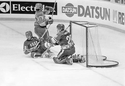 Lars Molin framför Vladislav Tretiak, målvakt i Sovjet