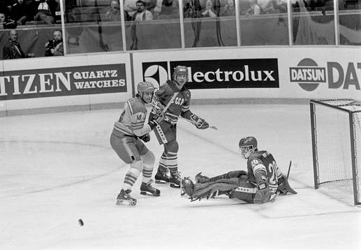 Roland Stoltz framför Vladislav Tretiak, målvakt i Sovjet