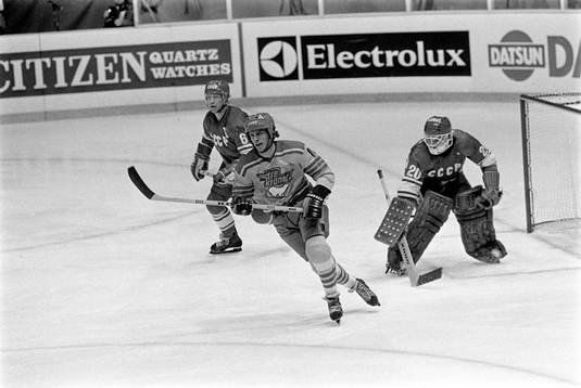 Roland Stoltz framför Vladislav Tretiak, målvakt i Sovjet