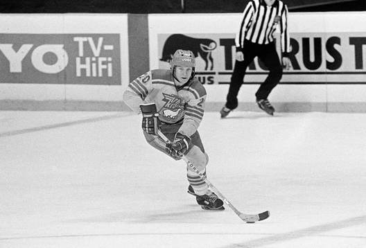 Thomas Steen med pucken