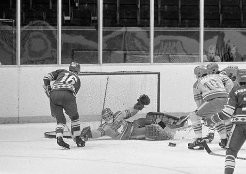 Vladimir Petrov framför Peter Lindmark i målet