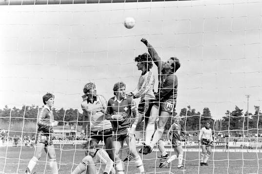 Bo Theander, målvakt i IFK Malmö boxar ut bollen