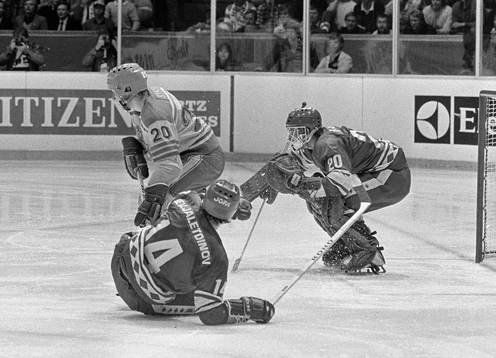 Thomas Steen skymmer Vladislav Tretiak, målvakt i Sovjet