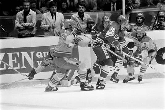 Mats Waltin i kamp om pucken