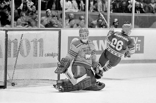 Peter Lindmark, målvakt i Sverige ser pucken i mål