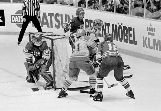 Dan Söderström och Ulf Isaksson bakom Vladisalv Tretiak,