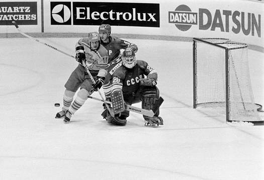 Inge Hammarström framför Vladisalv Tretiak, målvak i