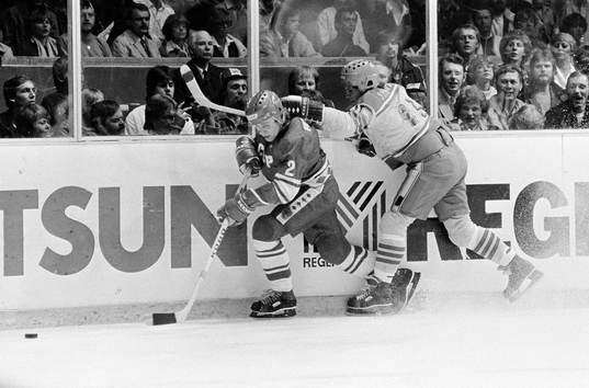 Patrik Sundström försöker stoppa Vjatjeslav Fetisov,