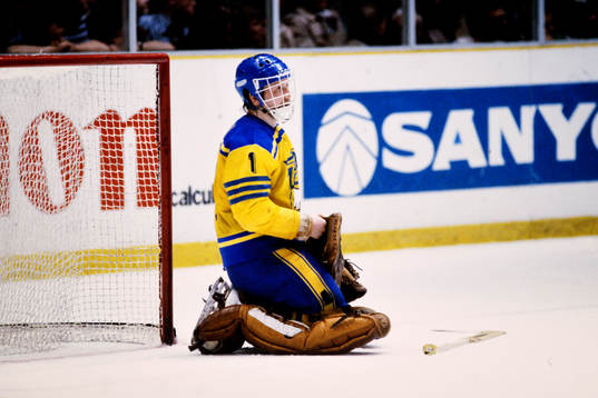 Sveriges målvakt Pekka Lindmark deppar