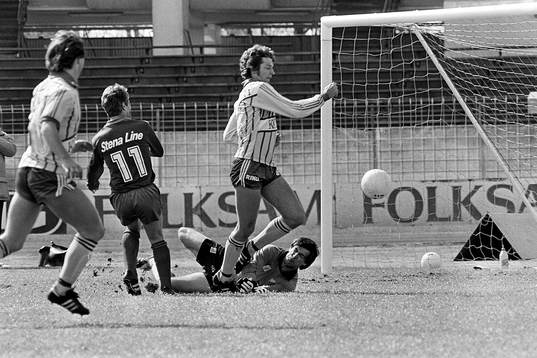 Trångt framför djurgårdens målvakt Stuart Garnham